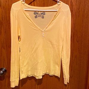 No Boundaries light thermal shirt,juniors size Large, yellow.
